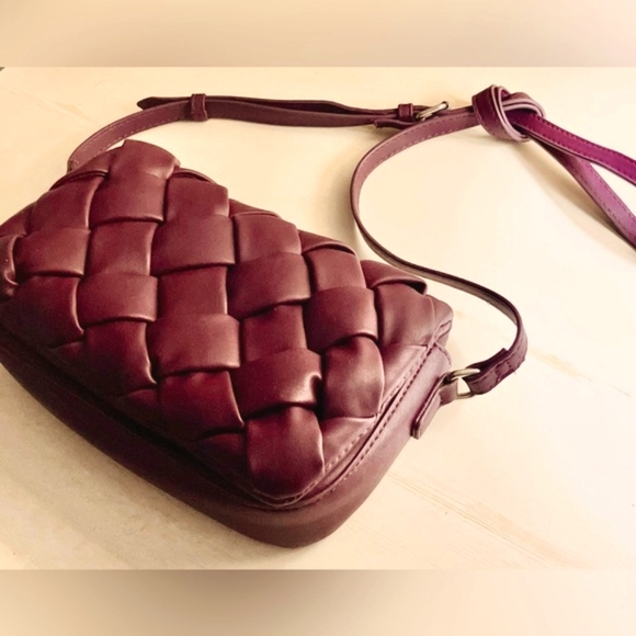 Collection 18 Crossbody Bag with Adjustable Shoulder Strap - Picture 2 of 8